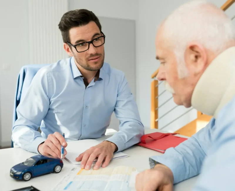 Spinal injury attorney Las Vegas consulting injured client after car crash, personal injury law firm NV providing legal help