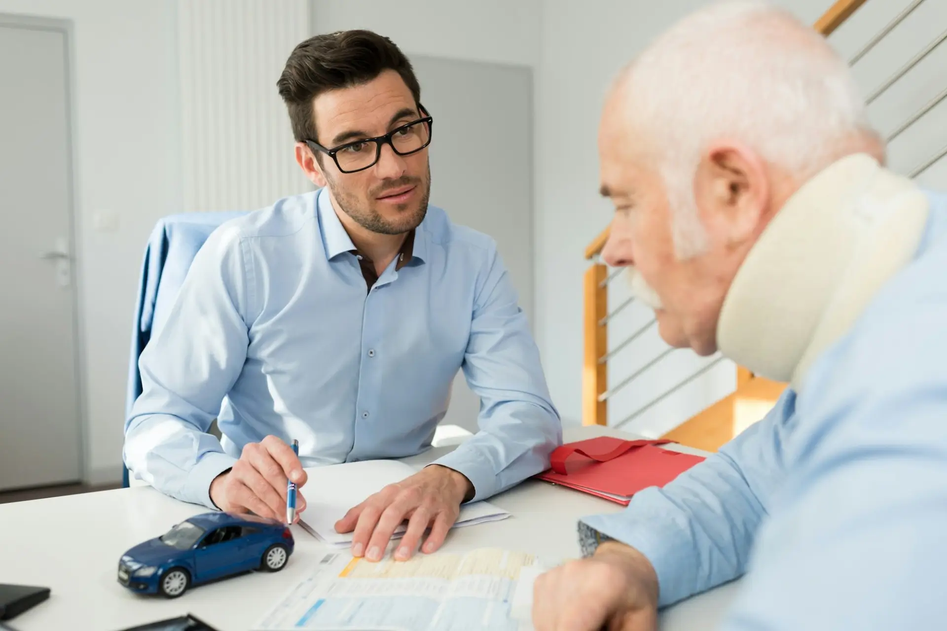 Spinal injury attorney Las Vegas consulting injured client after car crash, personal injury law firm NV providing legal help